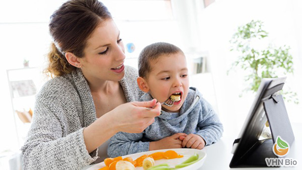 Cai nghiện ti vi khi ăn cho trẻ không khó-Viện Dinh dưỡng VHN Bio