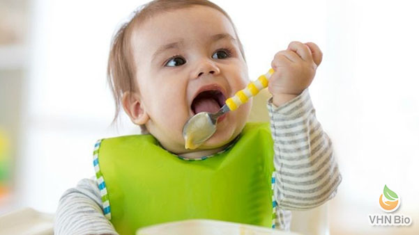 Ngoài vitamin, trẻ 8 tháng cần những dưỡng chất khác để phát triển khỏe mạnh không?