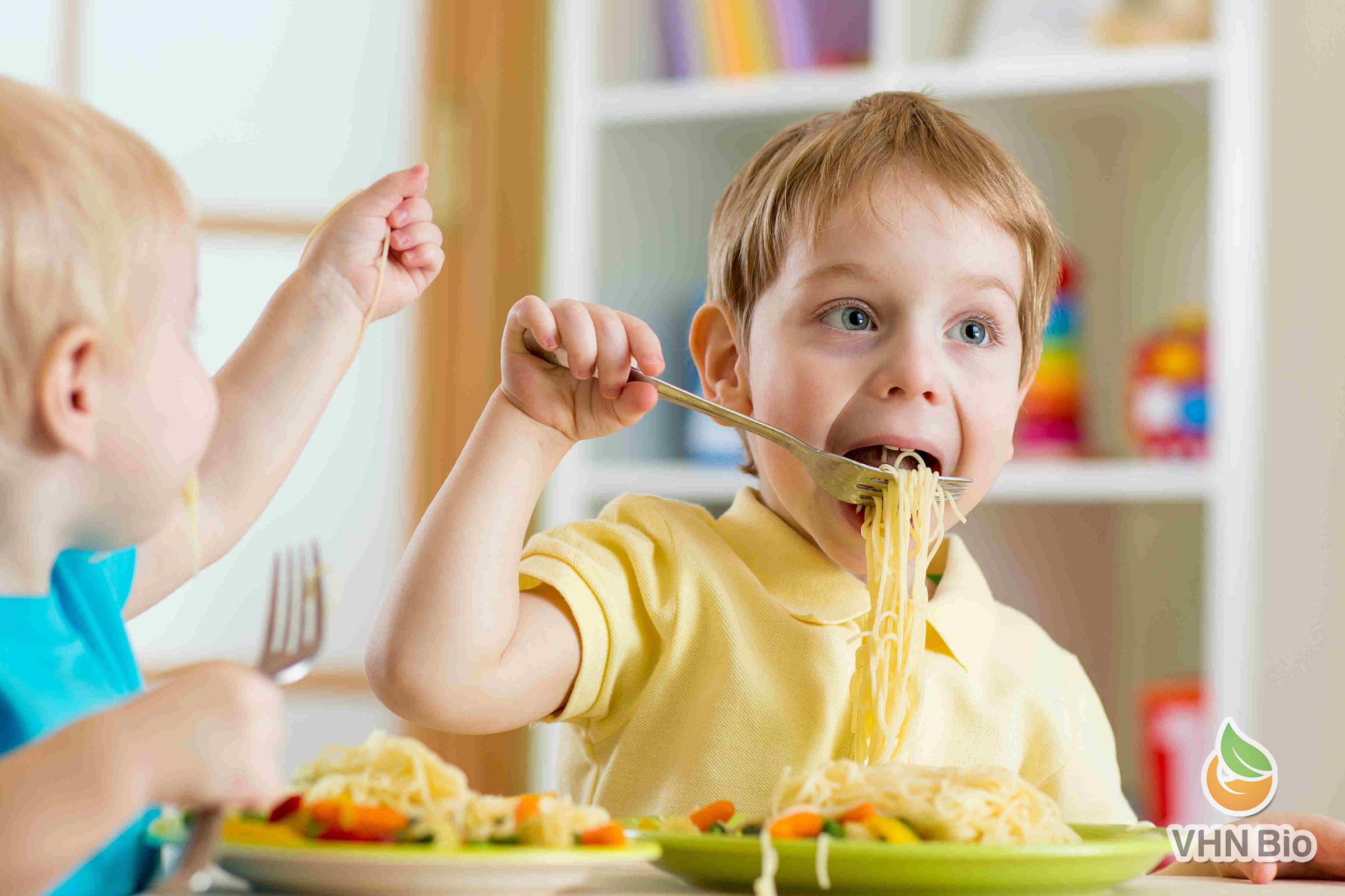 Трактом детский. Обед для детей. Полезное питание и ребенок ест. Дети с аппетитом кушают в детском саду. Дети едят в детском саду пюре.